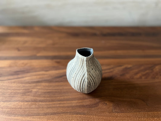 Flower vase / Rakkyo